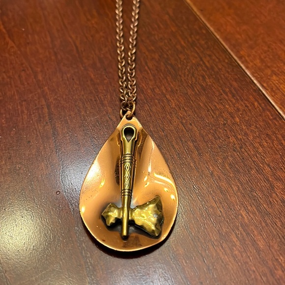 Teardrop shaped pendant with ax necklace - Picture 1 of 3